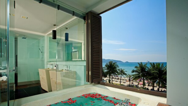 B-Lay Premier Jacuzzi Suite - Free Daily Minibar | Baignoire profonde