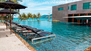Piscine extérieure, accès possible de 10 h à 19 h, parasols