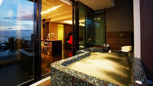 Presidential Suite 2 Bedroom - Free Daily Minibar | Salle de bain | Articles de toilette griffés, séchoir à cheveux, peignoirs, pantoufles
