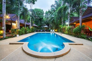 2 piscinas externas