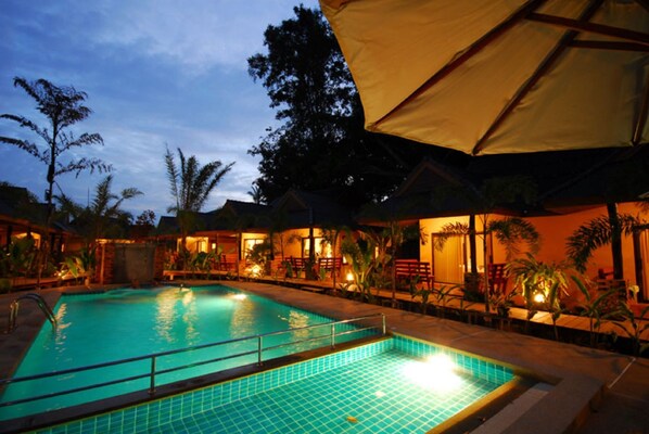 2 outdoor pools