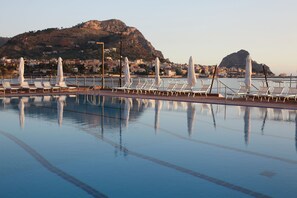 3 室外游泳池，池畔遮阳伞，日光浴躺椅