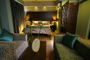 Premium bedding, down duvets, Tempur-Pedic beds, in-room safe - Justa Gurgaon (Gurugram)