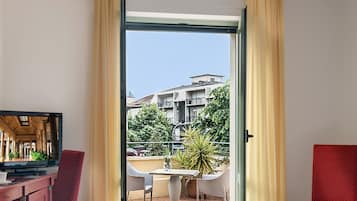 Quarto casal ou duplo superior, sacada | Frigobar, cofres nos quartos, quartos à prova de som, Wi-Fi de cortesia