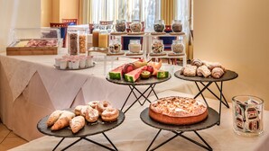 Una mesa de buffet con diversos alimentos y condimentos.