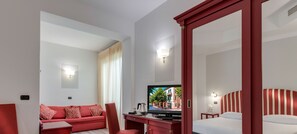 Superior driepersoonskamer | Een minibar, een kluis op de kamer, geluiddichte muren, gratis wifi