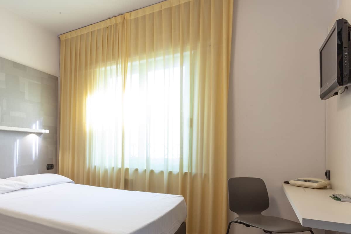 Basic Double Room | Minibar, in-room safe, soundproofing, free WiFi