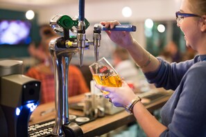 英式酒吧、露天餐廳、每日營業