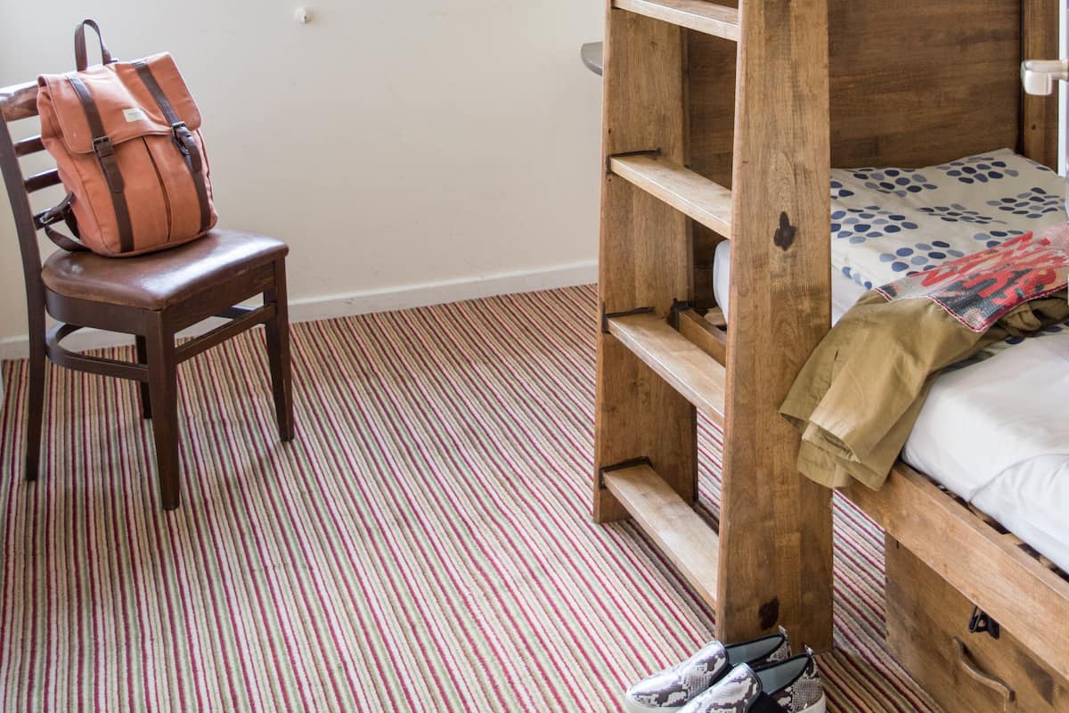 Een kluis op de kamer, individueel gedecoreerd, individueel gemeubileerd