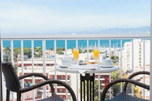 Minibar, caja fuerte, escritorio y cortinas opacas