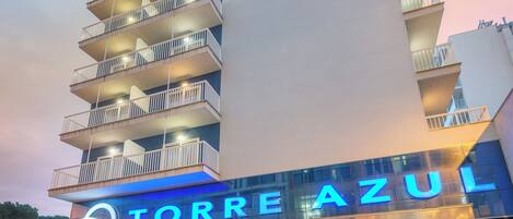 Un hotel con varios balcones y un letrero llamativo que dice "TORRE AZUL".