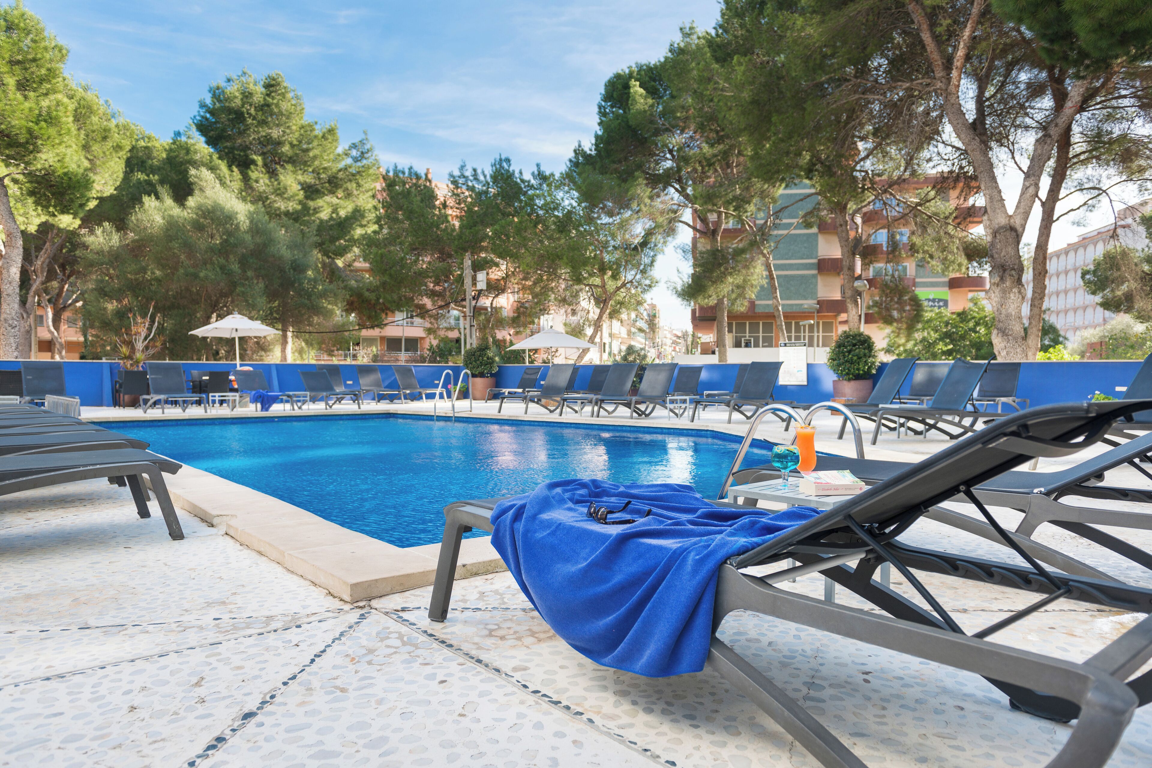 Una piscina al aire libre (de 09:00 a 20:00), sombrillas, tumbonas