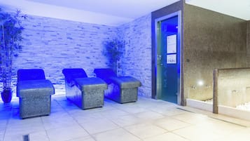 Un sauna, una bañera de hidromasaje, baño turco, baño turco/hammam