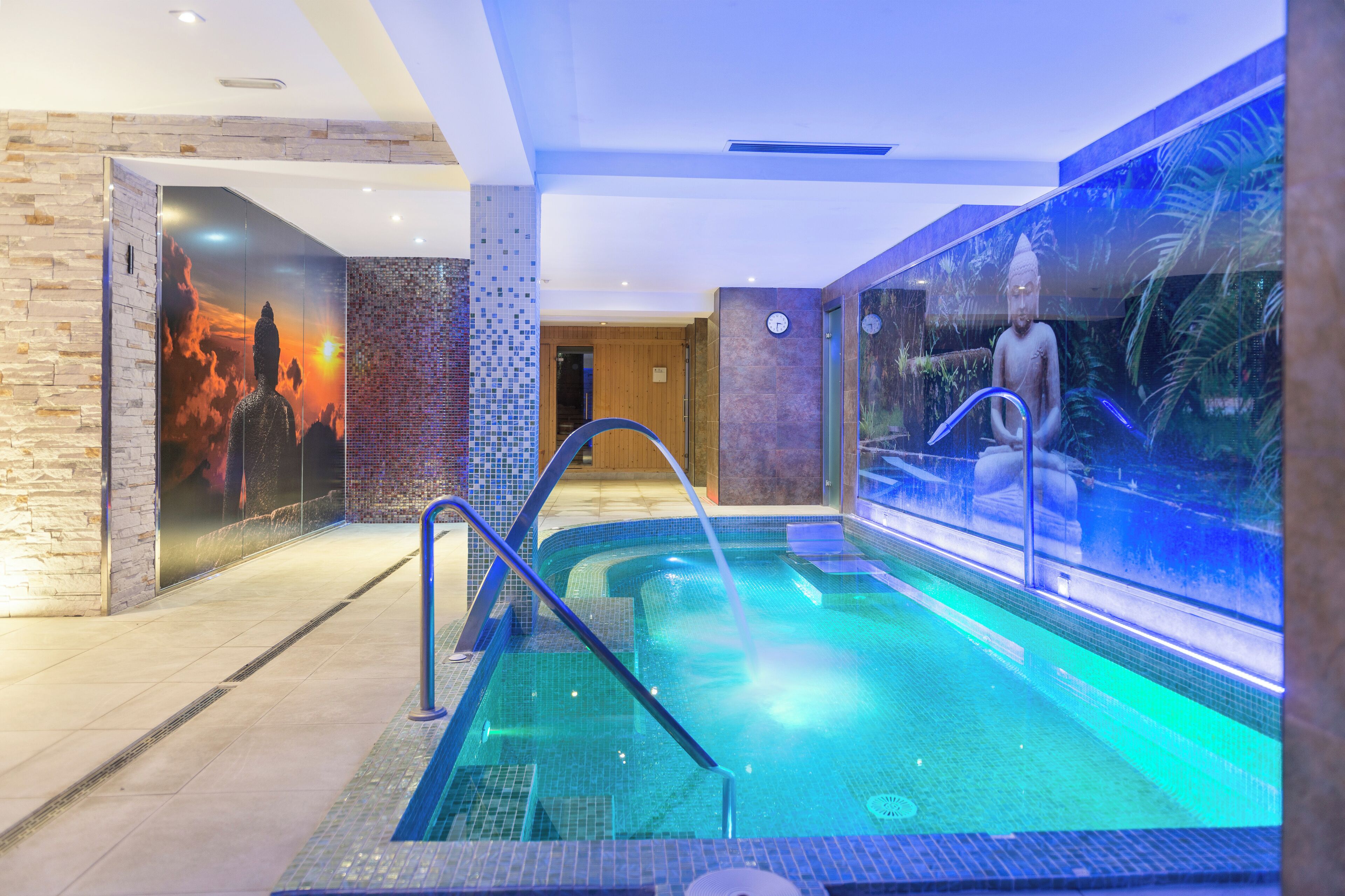 Sauna, hot tub, steam room, Turkish bath/hammam, body treatments