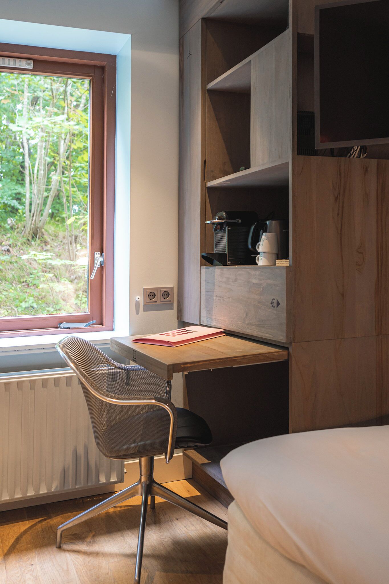 خزنة داخل الغرفة ومكتب وتجهيزات عازلة للصوت ومكواة/لوح كي