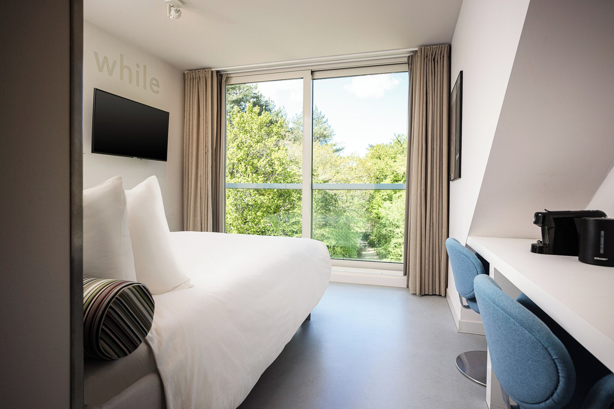 A Room to Bloom Deluxe | Safe på rommet, skrivebord, lydisolert og strykejern/-brett