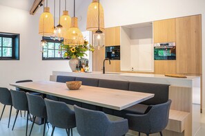 Villa (Cleaning fee + 360 Eur per stay) | Värdeförvaringsskåp på rummet, skrivbord och ljudisolering