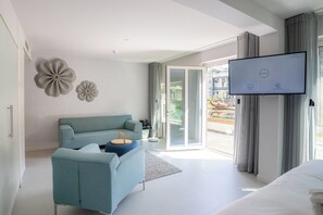 Waterfront Junior Suite | Zimmersafe, Schreibtisch, schallisolierte Zimmer, Bügeleisen/Bügelbrett