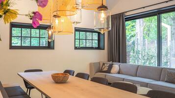 Villa (Cleaning fee + 360 Eur per stay) | Coffres-forts dans les chambres, bureau, chambres insonorisées