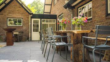 Villa (Cleaning fee + 360 Eur per stay) | 1 slaapkamer, een kluis op de kamer, een bureau, geluiddichte muren