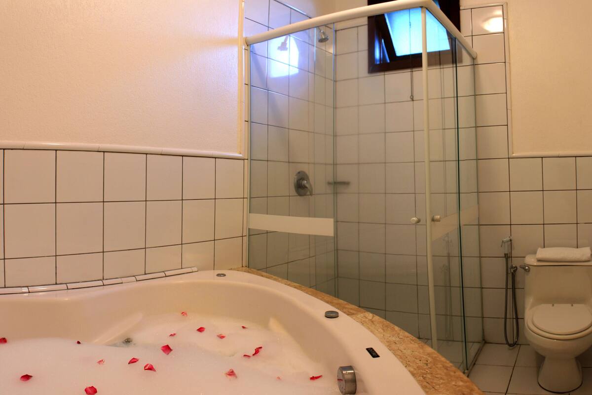 deluxe double room, 1 bedroom, hot tub, garden view | jetted bathtub