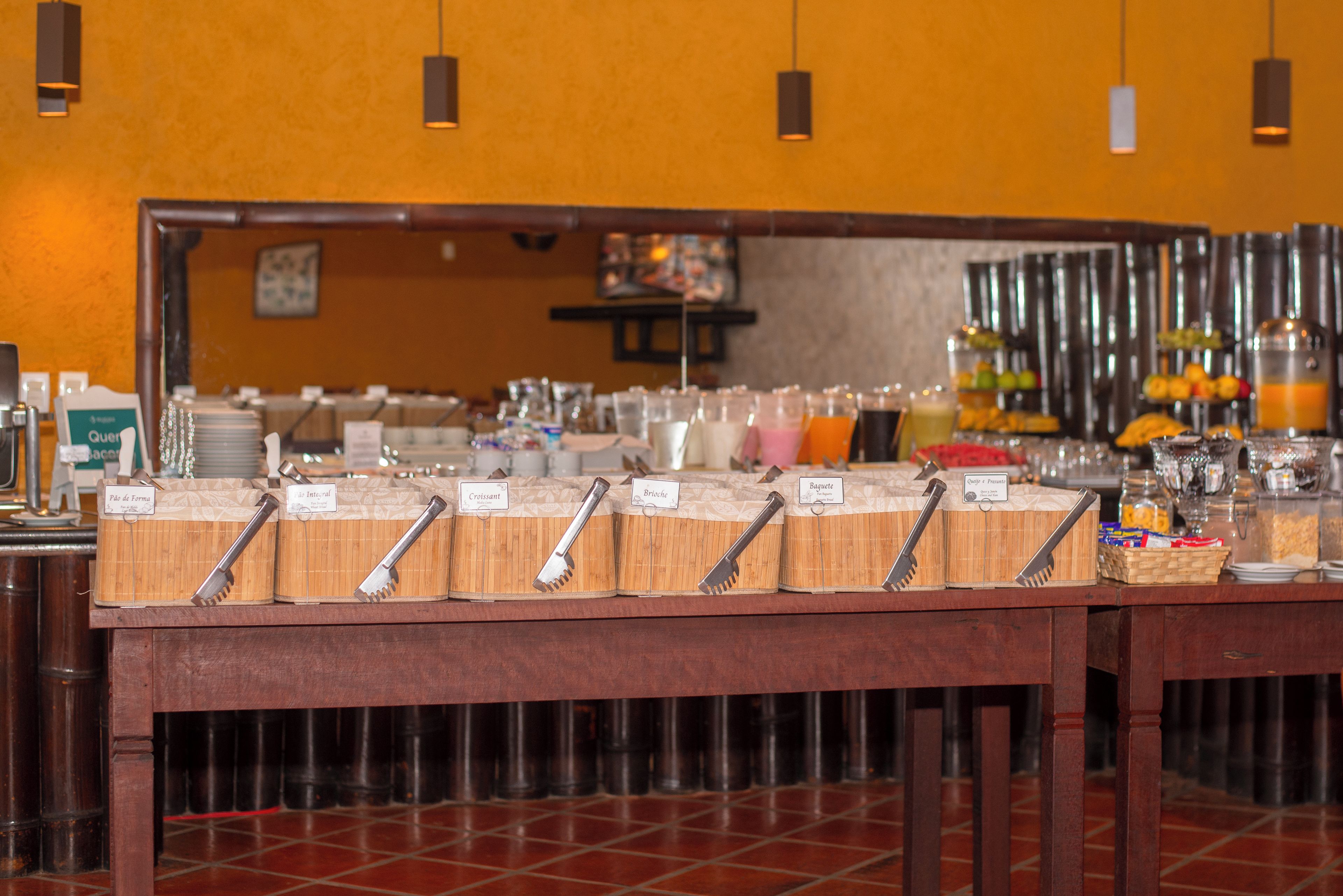 Un buffet avec différents plats et ustensiles de service.