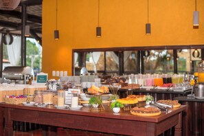 A buffet table with various food items and condiments. - Rio Búzios Beach Hotel (Búzios)