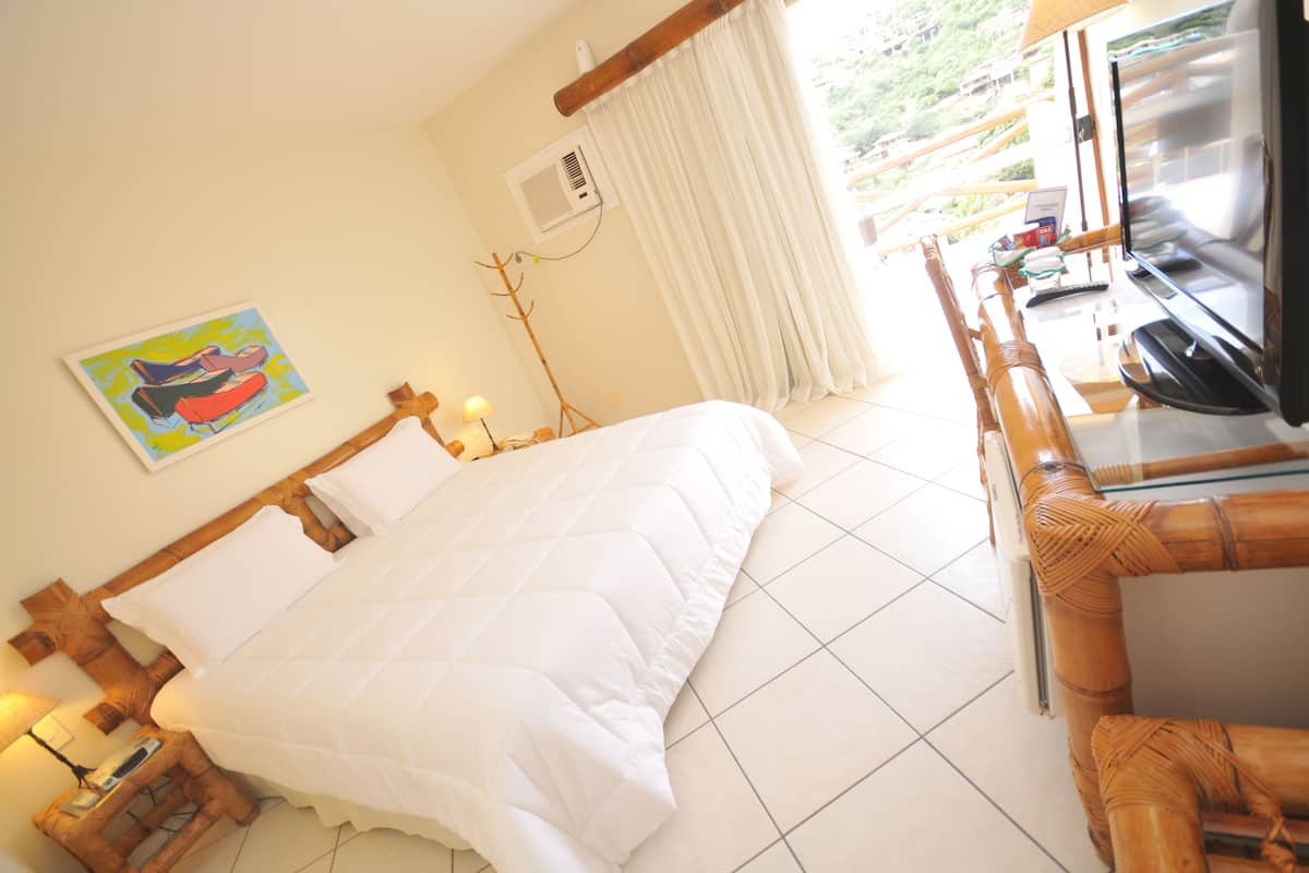 standard double room, 1 king bed, garden view, garden area | room amenity