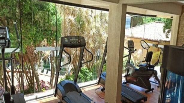 A gym with treadmills, a stationary bike, and a rowing machine. - Rio Búzios Beach Hotel (Búzios)