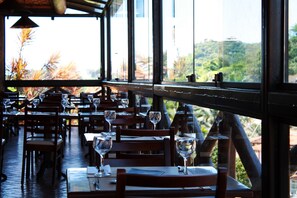 供應早餐；池景