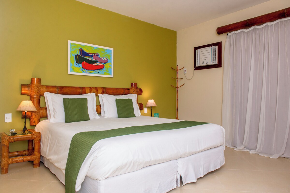 Minibar, in-room safe, blackout drapes, WiFi (free)