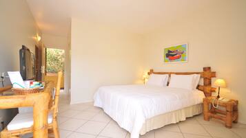 Quarto casal luxo, 1 quarto, banheira de imersão, vista parcial para o mar | Frigobar, cofres nos quartos, cortinas blackout, Wi-Fi de cortesia