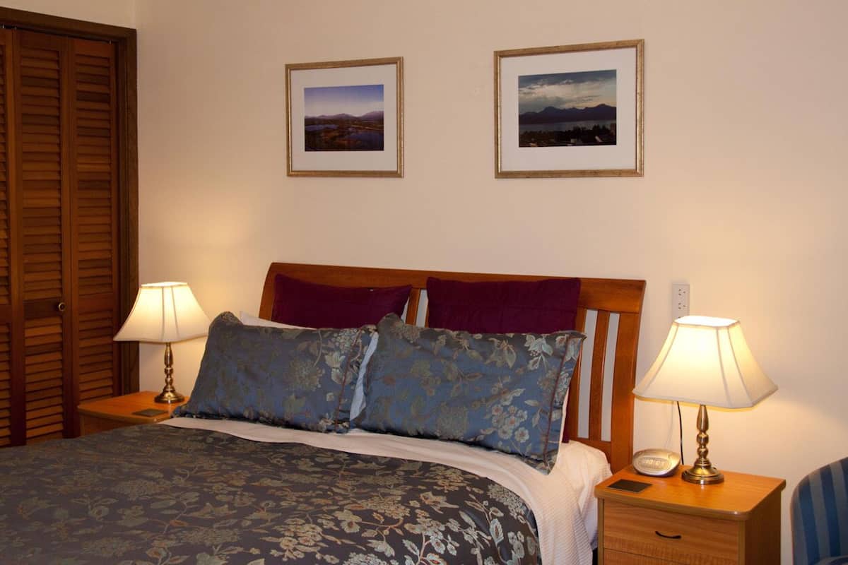 Standard Room, Non Smoking (Cowra Room) | Hypo-allergenic bedding, iron/ironing board, WiFi, bed sheets