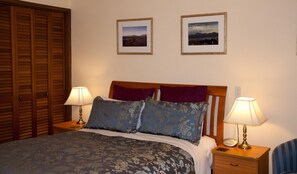 Standard Room, Non Smoking (Cowra Room) | Hypo-allergenic bedding, iron/ironing board, WiFi, bed sheets - Bathurst Heights B&B (Bathurst)