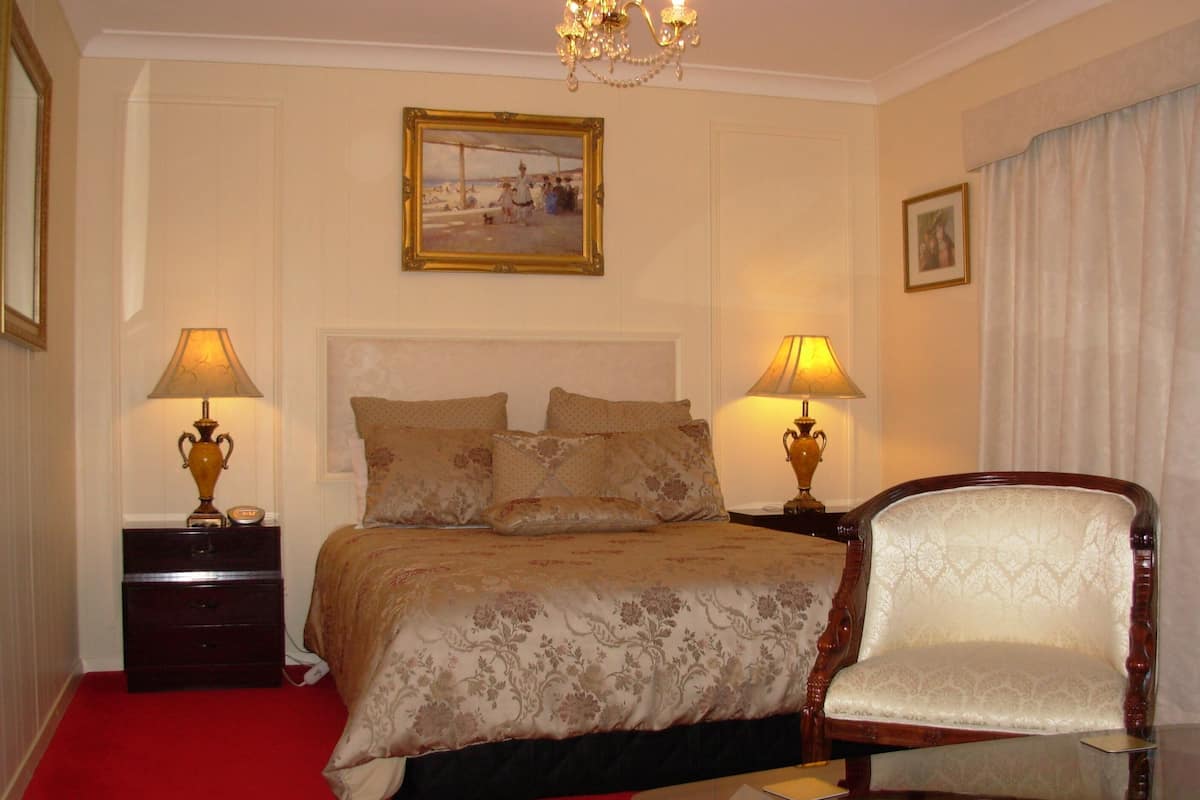 Standard Room, Non Smoking, Jetted Tub (Oberon Spa Suite) | Hypo-allergenic bedding, iron/ironing board, WiFi, bed sheets