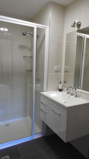 Deluxe suite, 1 slaapkamer, niet-roken (Mudgee Deluxe Suite) | Badkamer | Gratis toiletartikelen, een haardroger, handdoeken