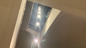 Une pièce dotée d’un plafond en pente et d’une lucarne visible.