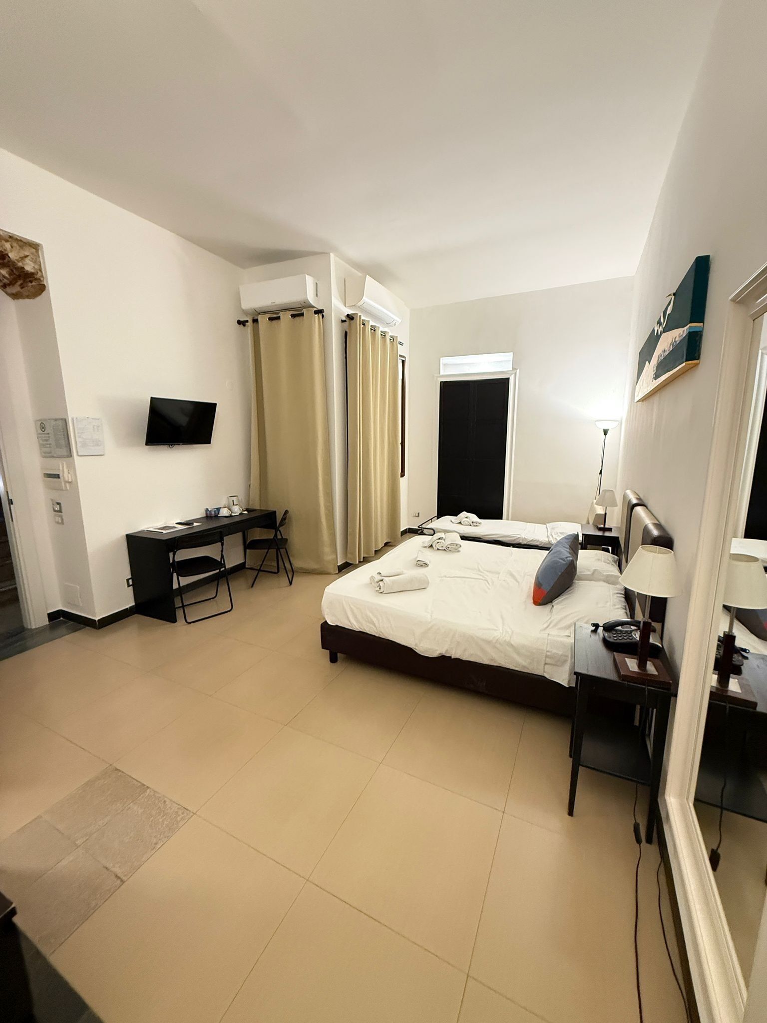 Minibar, coffre-fort, système d’insonorisation, accès au Wi-Fi (inclus)