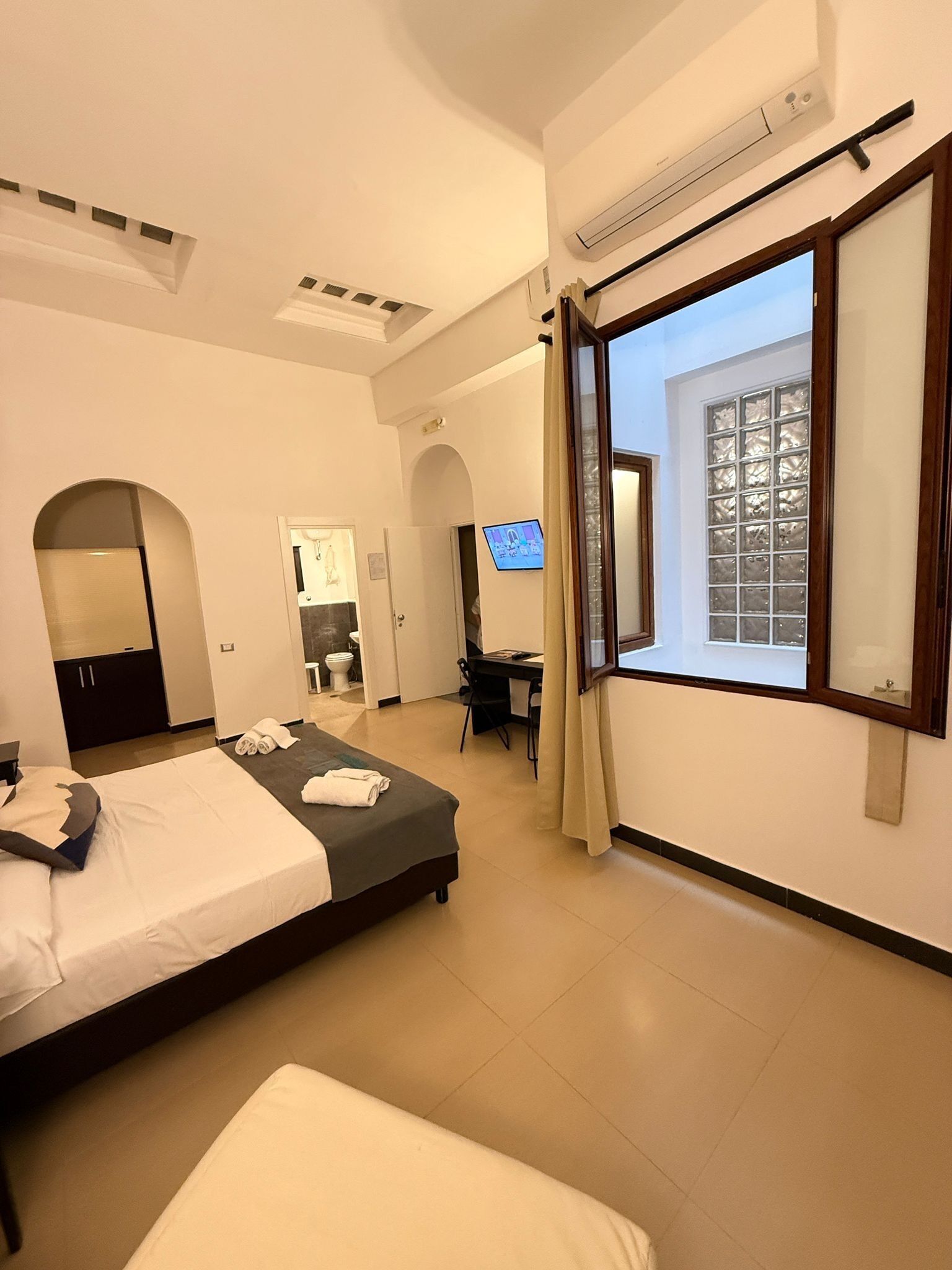 Minibar, safe på rommet, lydisolert og wi-fi (inkludert)