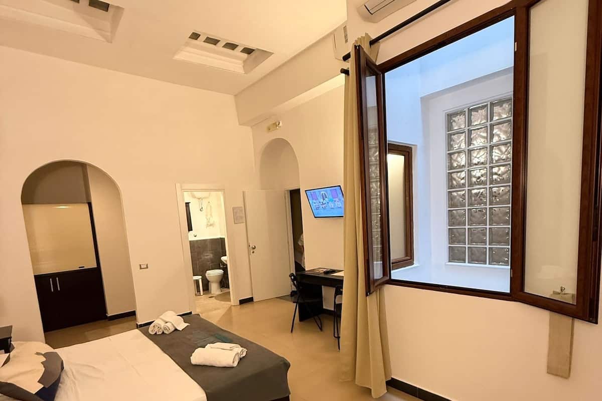 Minibar, safe på rommet, lydisolert og wi-fi (inkludert)