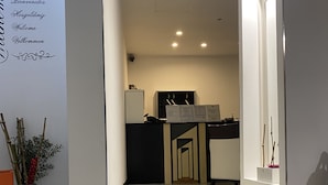Un intérieur moderne avec un escalier menant à une cuisine.