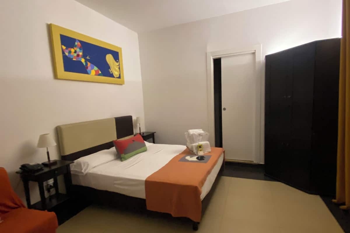 Minibar, coffres-forts dans les chambres, chambres insonorisées