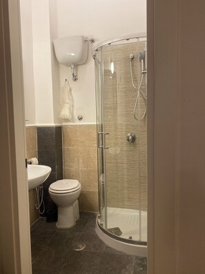 Dusj, toalettartikler (inkludert), hårføner og håndklær