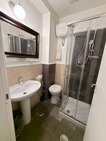 Basic Double Room Single Use, 1 Bedroom | Minibar, in-room safe, soundproofing, free WiFi