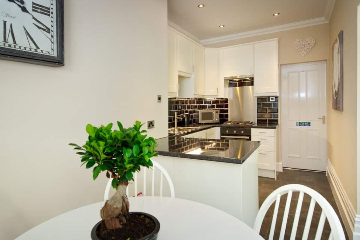 executive apartment, 1 bedroom, kitchen | in-room dining