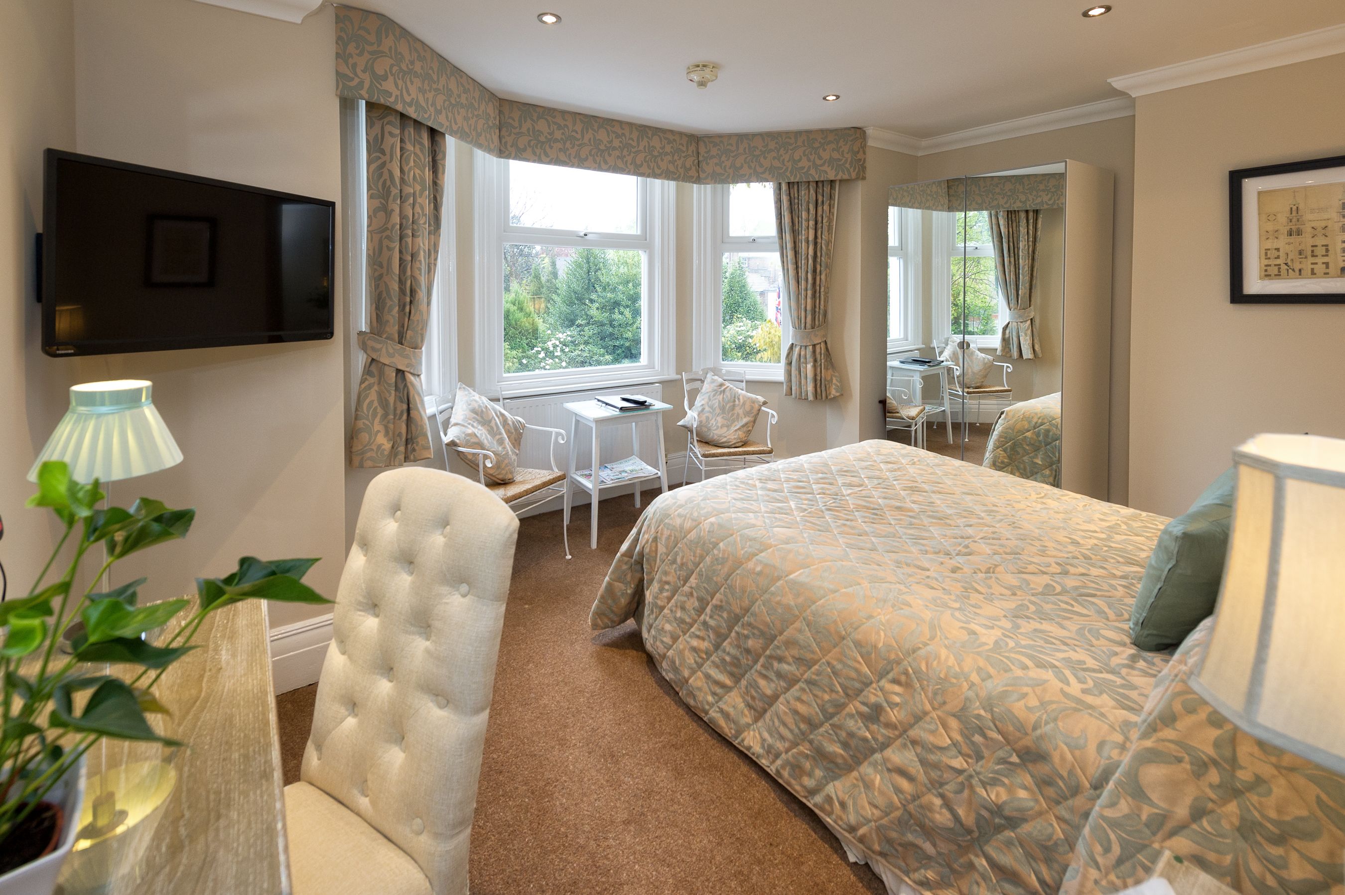 1 bedroom, individually decorated, individually furnished, desk