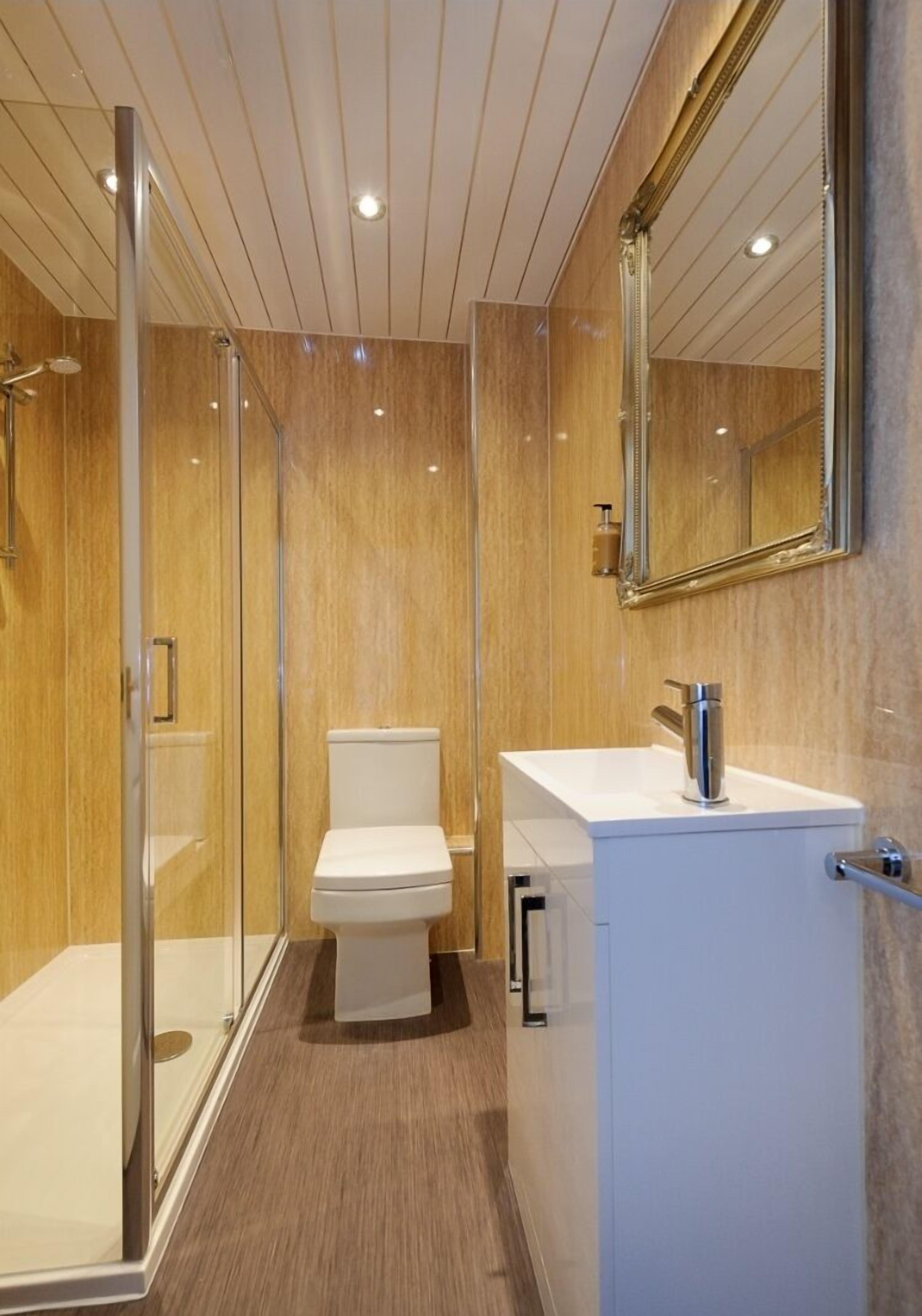 combined shower/bathtub, free toiletries, hair dryer, towels