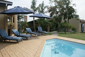 Ulkouima-allas, aurinkotuoleja