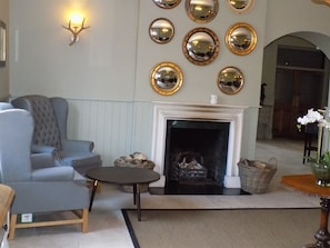 Habitación con 2 camas individuales, baño en la habitación | Lobby