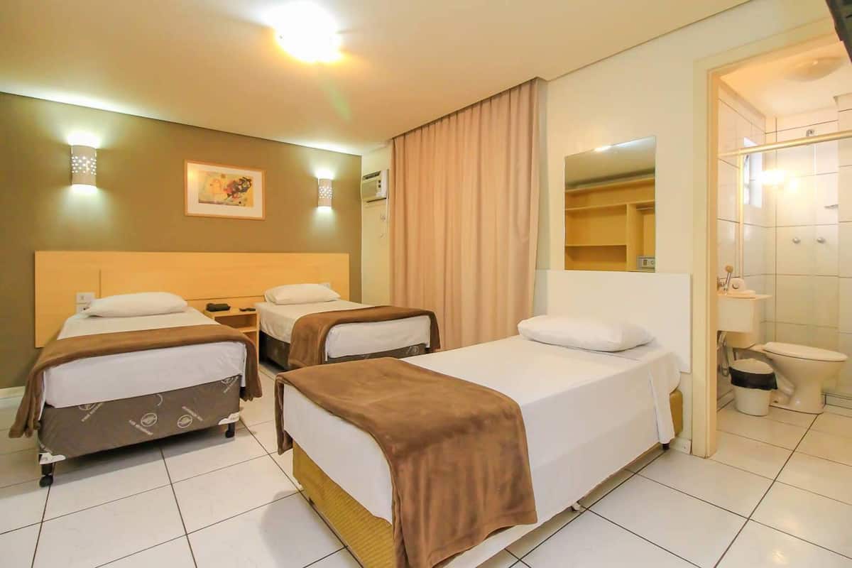 Standard Triplo Solteiro | Pillowtop beds, laptop workspace, WiFi (free), individually furnished